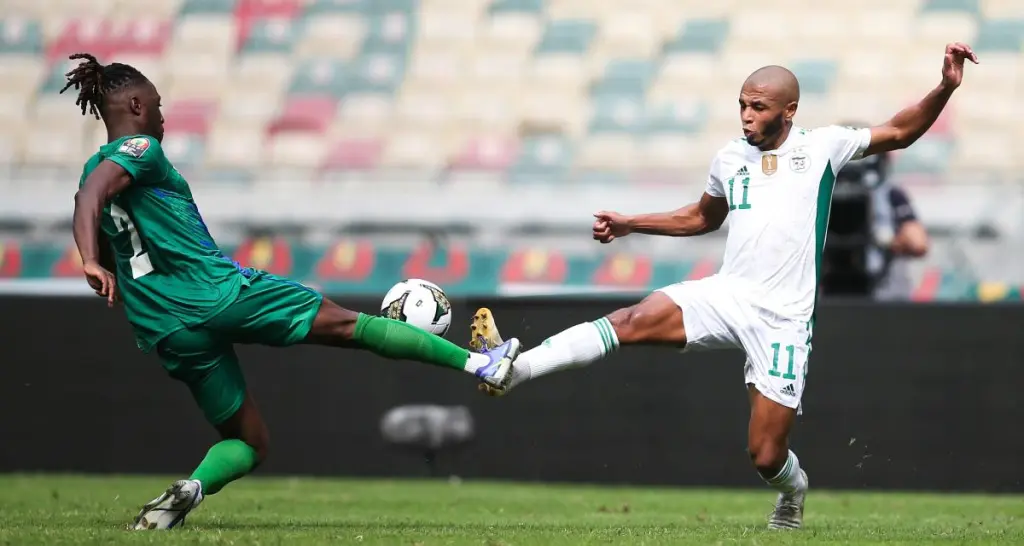 Yacine Brahimi durante un duelo con la selección argelina
